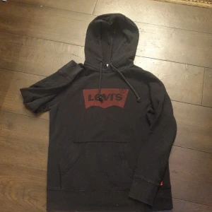 Levis hoodie  - Svart röd Levis hoodie säjer på grund av för stor