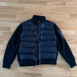 Bvaldi cardigan - Säljer en sjukt snygg Bvaldi cardigan i storlek M. Den är i nyskick och jag säljer den för att den var lite för stor. Den kostar 2000 nypris jag är även öppen för byten. Bara att kontakta om du har några frågor. 