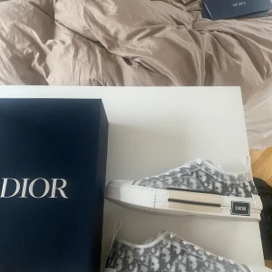 Dior low b23 - Dior low B23  Sprillans nya aldrig använda  Köpta i dior butiken i Milano för  10 000kr (890€)