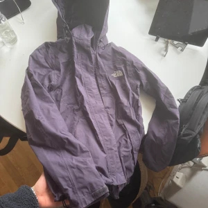 NORTH FACE JACKA - Missa inte vårt unika släpp. Perfekt till våren! vind och vattentät.  God skick  NYPRIS: 1499  Storlek :XS