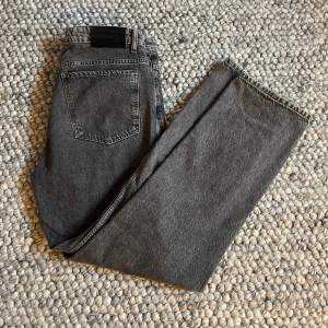 Lösare jeans i storlek 33/32 från Just Junkies. De är mörkgråa i färg. Modellen på jeansen heter Curtis Vintage Black, men trots namnet ser de inte alls svarta ut. Köpta från Junkyard. Skick 9/10. Kontakta mig för mer info eller om du har frågor.