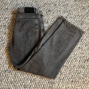 Just Junkies jeans 33/32 - Lösare jeans i storlek 33/32 från Just Junkies. De är mörkgråa i färg. Modellen på jeansen heter Curtis Vintage Black, men trots namnet ser de inte alls svarta ut. Köpta från Junkyard. Skick 9/10. Kontakta mig för mer info eller om du har frågor.