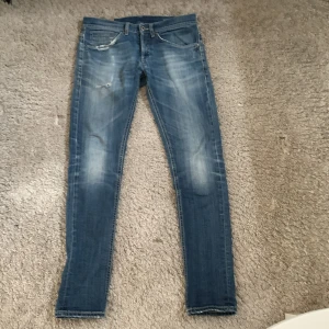 Dondup jeans - Tja, säljer mina dondups pga har vuxit ur dem. Riktigt feta 9/10 skick. Hör av er om funderingar eller frågor! 