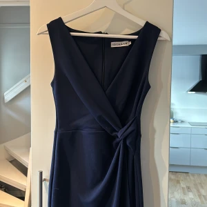 Balklänning  - Dags att sälja min jättefina marinblåa balklänning. Använd endast en gång så är i nyskick! Hör av dig vid frågor! 