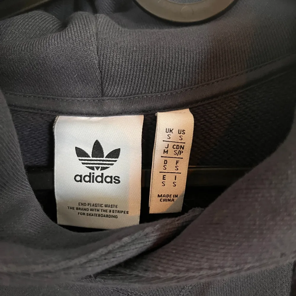 Säljer denna superfina adidas hoodie som endast använts ett fåtal gånger. Köpt på Junkyard för 1099 kr💕 Superfint skick i storlek S! Hör av dig vid frågor🌸. Hoodies.