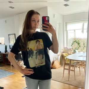 Cool tröja med tryck - Säljer denna skit balla oversized t-shirten från killavdelning från Dedicated. Sparsamt använd och inga defekter finns!💗💗