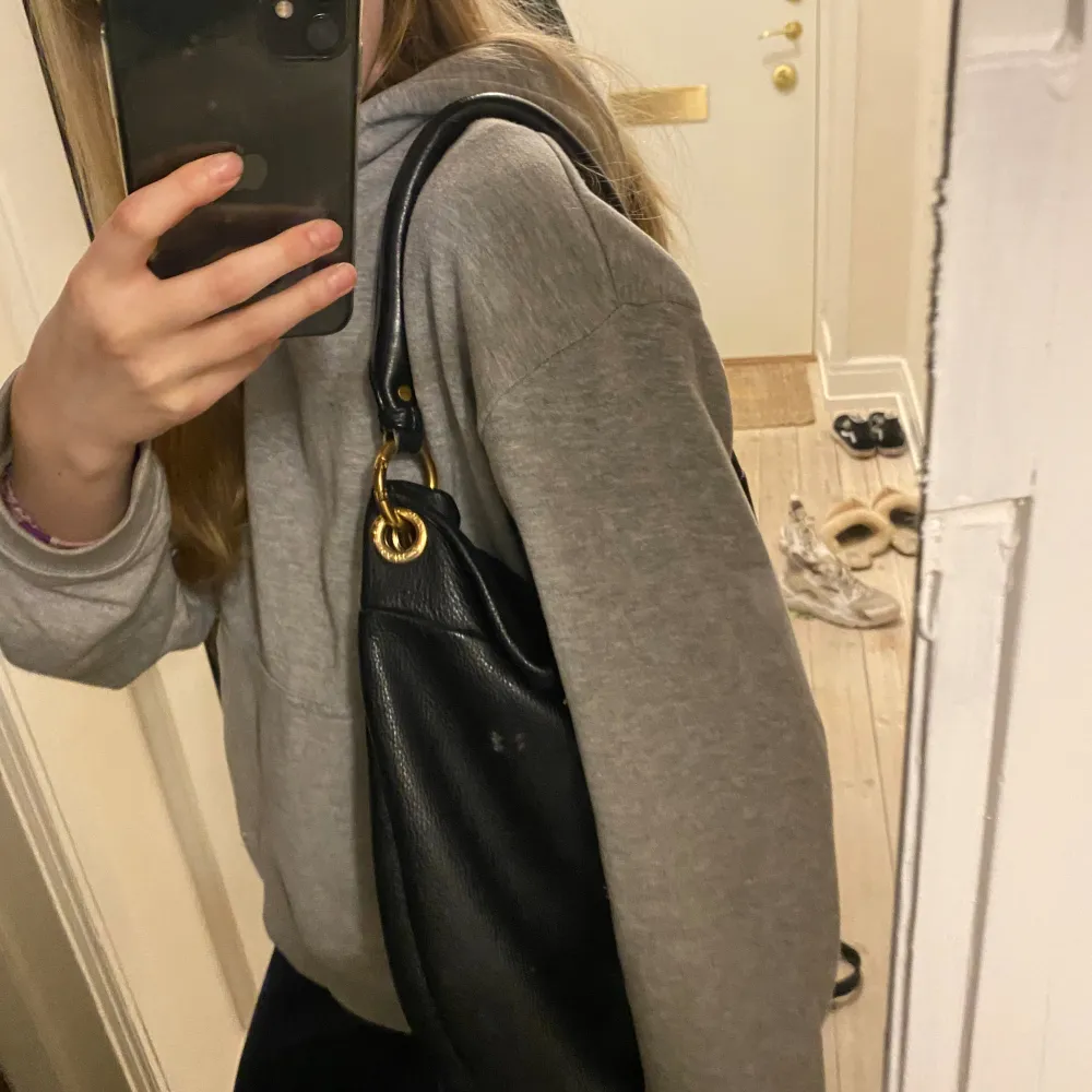 Intressekoll på denna super fina Marc Jacobs väska i svart läder med gulddetaljer🩷 Väskan är köpt på Marc Jacobs för 4500kr och är i super bra skick, förutom en lite läppstifts fläck på ena innerfickan skriv för bild! . Väskor.