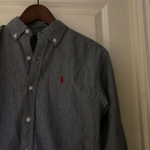 Ralph Lauren skjorta  - Säljer en Raffe skjorta i storlek Medium, skulle säga att de sitter lite mindre.
