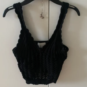Stickad top från H&M - Aldrig använt mer än 2 gånger. Storlek xs bra kvalite 