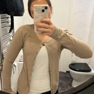 jätte cute och fin beige kofta, perfekt till att styla en topp med!! Endast testad så inte använd alls🔥 