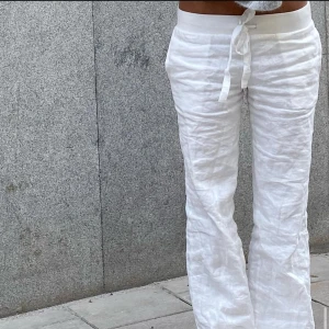 Alobha Label Linnebyxor - INTRESSEKOLL på mina slutsålda linnebyxor från Alobha! Lågmidjade och bootcut/raka ben! Storlek S men midjan är justerbar. Slutsålda i alla storlekar