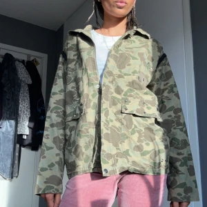 Camouflage jacka Zara - Säljer min militärgröna camoflage jacka med mönster på ryggen då den inte kommer till användning och jag rensar min garderob!💞Pris kan diskuteras!💞