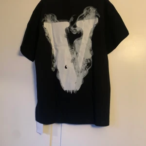 Vlone t shirt - Tjena, säljer min Vlone t shirt som morsan köpte i USA. Säljer den för att den var stor i storleken då den är M men passar L. Säljer även en vit om ni vill kika in den (1000kr för båda). Tveka inte att höra av dig om du undrar något:)
