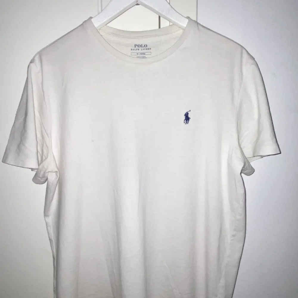 Vit Ralph Lauren tisha i strl M, endast en liten prick som ända deffekt på tishan (se bild)  . T-shirts.
