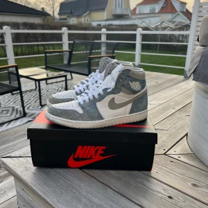 Jordan 1 hyper royal - Säljer ett par fina Jordan 1 High hyper royal. Kvitto finns! Skick 6/10 Storlek 43. Vid intresse bara att fråga! Tyvärr inte original skosnörerna på eftersom dom gick sönder. Men köpt nya på Nike!