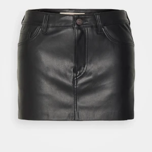 Skinnkjol  - Jättefin skinnkjol med fickor . Köptes på noisy may. 