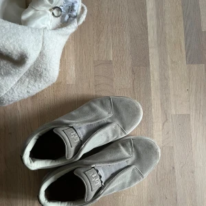 Gråa eytys - säljer mina gråa eytys doja, sällan använda i bra skick 💞