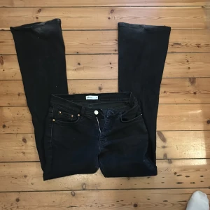 Svarta lowwaist jeans - Säljer mina svarta perfect jeans från Gina eftersom de aldrig kommer till användning. De är i storlek 38 och nypris var 499.Kom privat för bilder (pris kan diskuteras).
