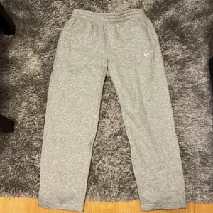 Nike mjukisbyxor  - Helt nya nike byxor aldrig använda, fick byxorna som present men är inte riktigt min stil. Pris kan diskuteras vid snabbaffär. Tveka inte att ställa frågor vid funderingar. 