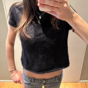 Zara topp - Så fin topp från zara som är svart med lite lila glitter ton! 