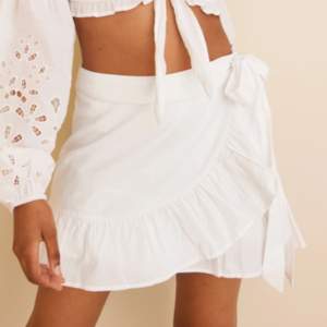 Säljer en jättefin liknande vit wrap kjol i linnetyg, tyvärr har den blivit för liten för mig. Skriv för fler bilder🥰 köpare står för frakt📦