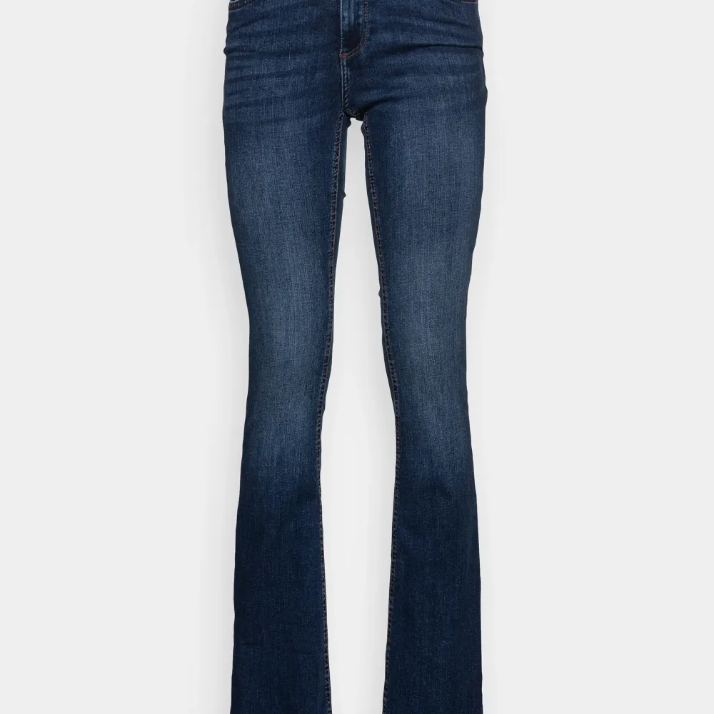 Bootcut jeans i jätte fin mörkblå färg från only🤩 knappt använda, köpta för ca 550 kr säljer för 250 kr🩷. Jeans & Byxor.