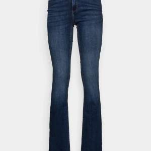 Bootcut jeans i jätte fin mörkblå färg från only🤩 knappt använda, köpta för ca 550 kr säljer för 250 kr🩷
