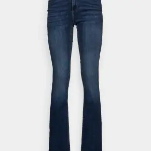 Bootcut jeans i jätte fin mörkblå färg från only🤩 knappt använda, köpta för ca 550 kr säljer för 250 kr🩷