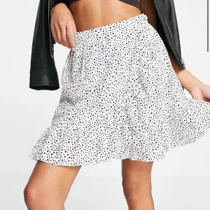 Säljer denna fina kjol som är från Veromoda! Kjolen är använd ett fåtal gånger men den är i fint skick!🩷 Storlek är XS! Priset kan diskuteras! 