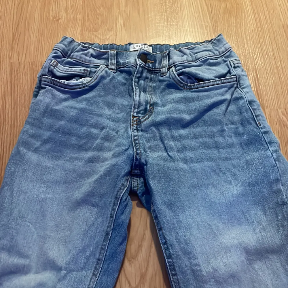 Ett par ljus blåa jeans! Bra skick. Köpte förra veckan, säljer för att dom är för Små för mig!. Jeans & Byxor.