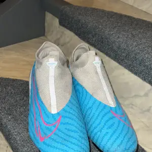 Nike phantom fotbolls skor i storleken 45 och 1/2 i färgen blå vit, pris kan diskuteras 