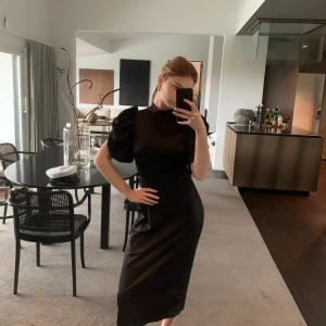 Svart glittrig klänning - Svart glittrig midi-klänning från HM. Använd en gång, men ser ut som ny. Pris 299kr  