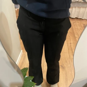 Kostymbyxor  - Säljer dessa snygga kostymbyxorna från Bikbok eftersom de är för korta. Har skälv sytt upp dom ett par cm men de inget som syns. Nypris 499kr. Skriv gärna vid frågor eller fler bilder💕