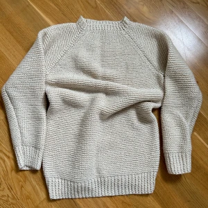 Stickad tröja från 20-talet! - Jätte fin stickad tröja som jag köpt på loppis. Hon jag köpte den av berättade för mig att hennes mamma hade stickat den på 20 talet! 