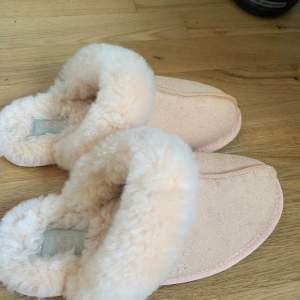 Jätte söta uggs tofflor säljer pga är för små för mig original pris ca 1200kr 