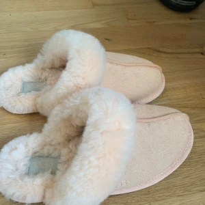 Ljusrosa uggs tofflor  - Jätte söta uggs tofflor säljer pga är för små för mig original pris ca 1200kr 