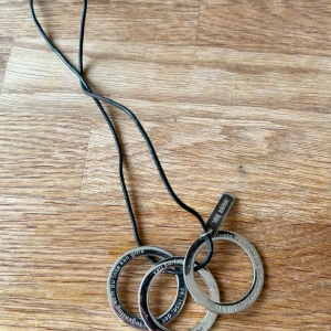 Halsband med visdomsord  - Halsbandet är inhandlat på bokmässan men har aldrig blivit använt. 