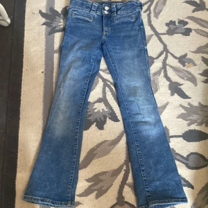 H&M barn Bootcut Jeans - Använt få gånger pga att de var fel storlek. Kolla på tredje bilden för rätt storlek då Plick inte har barnstorlekar. Köparen står för frakten. Pris kan diskuteras.