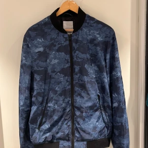 J.lindeberg Jacka  - Tja, jag säljer min J.lindeberg jacka vid värde av 1800 kr (nypris) Anledningen till att jag säljer den är för att jag har växt ur den👍 Mitt pris: 309:-