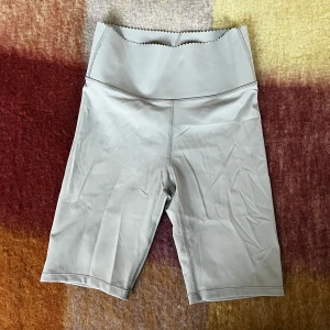 Träningsshorts H&M - Ett par träningsshorts i storlek S från H&M i shapingmodell. Nyskick