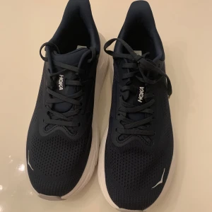 Helt nya Hoka sneakers  - Helt nya 💙storlek 42 2/3 . 🎨 mörkblå 