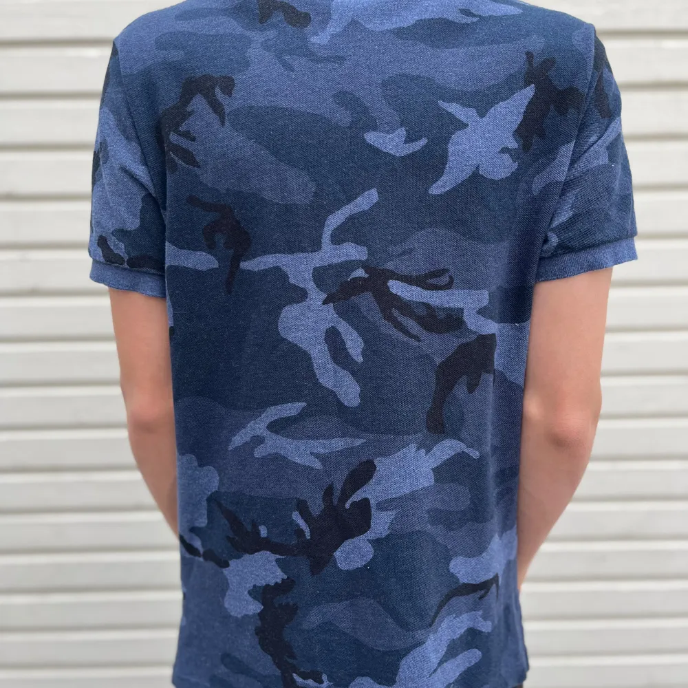 Tja! Säljer du denna Ralph Lauren pike i en sjukt snygg camouflage färg. Skick: 10/10 använd endast3 gånger (inköppt iår med tags på). Nypris runt 999kr och säljs nu för endast 499kr. Hör gärna av er vid minsta lilla fundering 💭.. Skjortor.