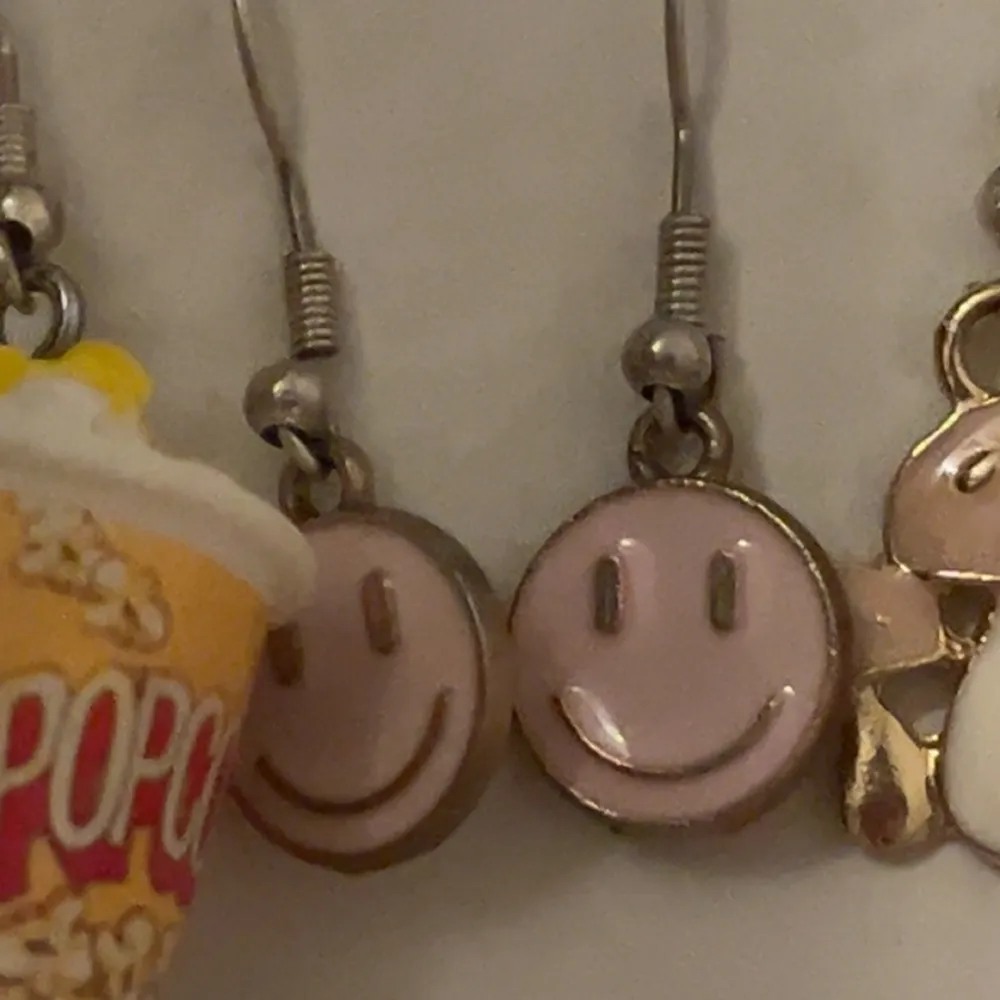 Örhängen med smileymotiv💗 handgjorda. Accessoarer.