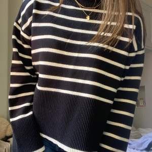 En randig stickad tröja från Gina Tricot i storlek xs. Den är använd fåtal gånger, därmed inga defekter. Köparen står för frakten, inga returer. 🥰