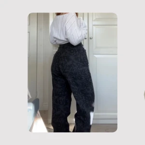 mönstrade jeans - från hm, superhäftiga🩷 säljer för de inte kommer till användning och är för långa för mig som är 152.