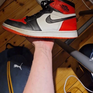 Röd svart vit jordan 1 - 1 månad gamal jordan 1s 