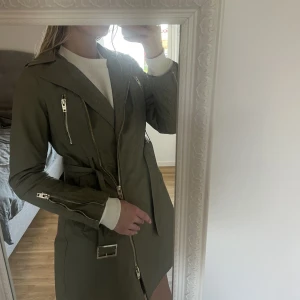 Rockanblue jacka  - Aldrig använd. Grön med guldiga detaljer. Står storlek 40 men jag är vanligtvis S och passar mig. 