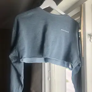 Croppad sweatshirt från Hm i storlek XS💕 En liten fläck (sista bild)