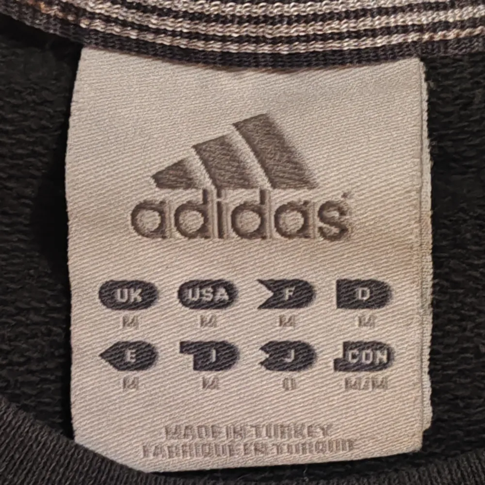 Adidas tröja i fint skick 👌🏼 Ränderna är lite blekta men det kan man färga. Stl M. . Tröjor & Koftor.