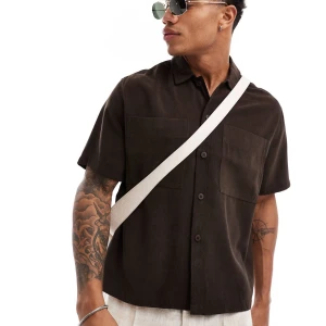 Brun skjorta  - Nyskick!  Premium skjorta från Bershka, aldrig använd. Storlek: L 